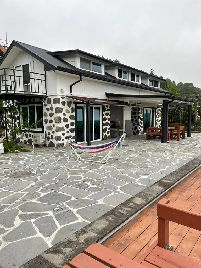 Basalt stone and white timber, with the covered terrace