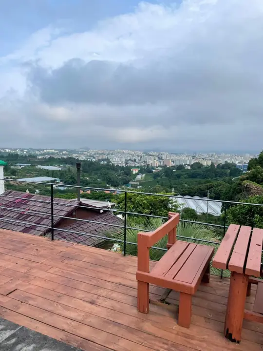 Ghế gỗ trên sàn, nhìn xuống Seogwipo