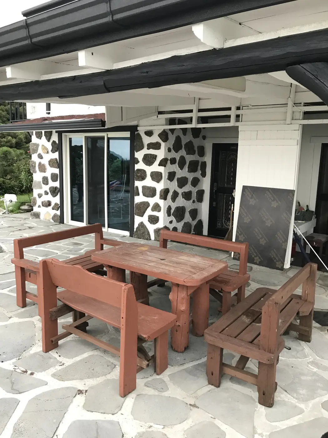 Bàn ăn ngoài trời dưới mái hiên